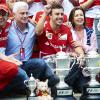 Fernando Alonso entouré de son père Jose Luis et de sa mère Ana Diaz et de toute l'équipe Ferrari après avoir remporté le Grand Prix d'Espagne sur la piste de Montmelo du côté de Barcelone le 12 mai 2013