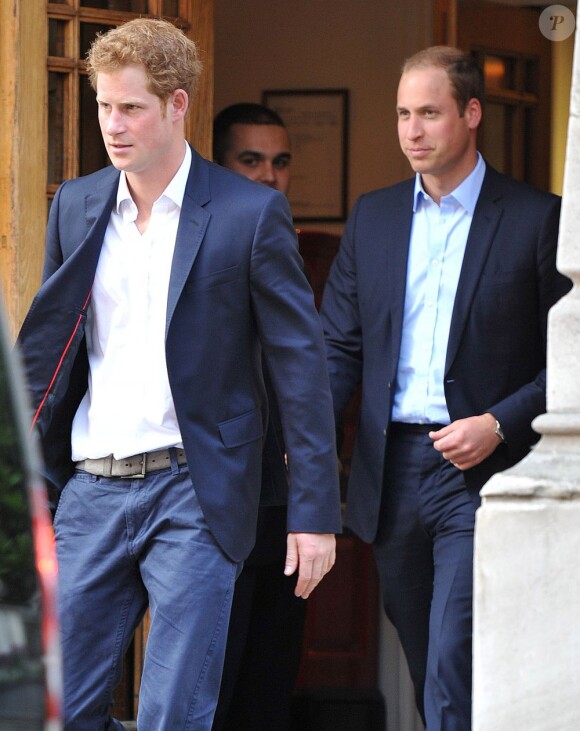 Les princes William et Harry ont rendu visite ensemble à leur grand-père le prince Philip, le 14 juin 2013. Le duc d'Edimbourg a été hospitalisé le 6 juin pour subir une opération à l'abdomen.