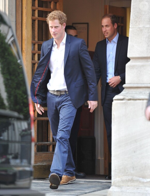 Le prince William et son frère le prince Harry ont rendu visite ensemble à leur grand-père le prince Philip, le 14 juin 2013. Le duc d'Edimbourg a été hospitalisé le 6 juin pour subir une opération à l'abdomen.
