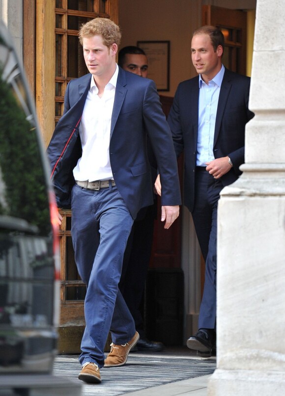 Le prince William et le prince Harry ont rendu visite ensemble à leur grand-père le prince Philip, le 14 juin 2013. Le duc d'Edimbourg a été hospitalisé le 6 juin pour subir une opération à l'abdomen.