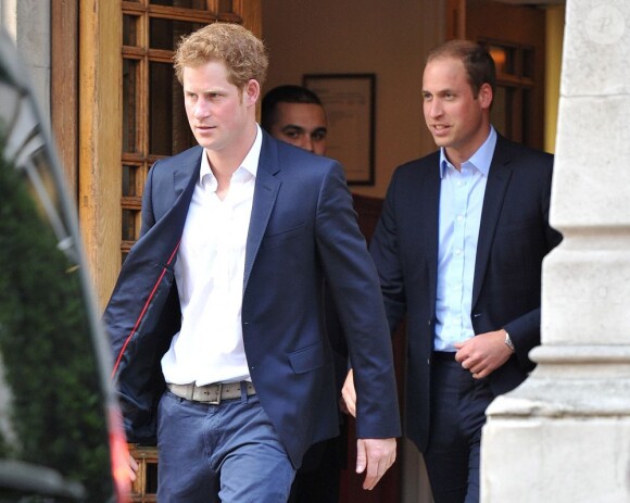 Le prince William et son frère cadet le prince Harry ont rendu visite ensemble à leur grand-père le prince Philip, le 14 juin 2013. Le duc d'Edimbourg a été hospitalisé le 6 juin pour subir une opération à l'abdomen.