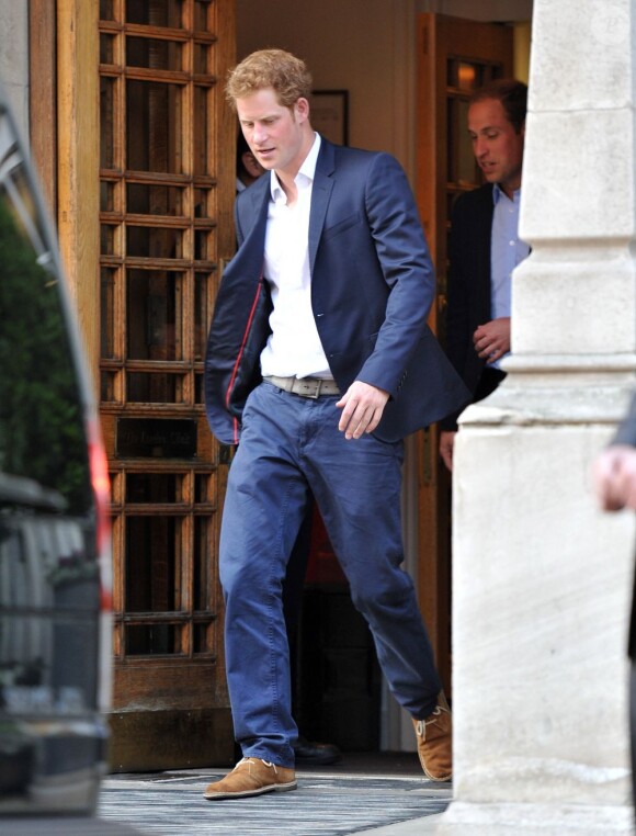 Le prince Harry rendait visite avec son frère William à leur grand-père le prince Philip, le 14 juin 2013. Le duc d'Edimbourg a été hospitalisé le 6 juin pour subir une opération à l'abdomen.