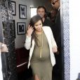 Kim Kardashian, très enceinte, quitte le restaurant Casa Vega avec son ami Jonathan Cheban. Los Angeles, le 12 juin 2013.