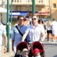  Neil Patrick Harris et David Burtka, en vacances avec leurs jumeaux Gideon Scott et Harper Grace, à Saint-Tropez, le 2 août 2012. 
  