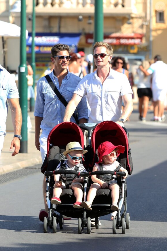 Neil Patrick Harris et David Burtka, en vacances avec leurs jumeaux Gideon Scott et Harper Grace, à Saint-Tropez, le 2 août 2012.