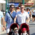  Neil Patrick Harris et son compagnon David Burtka, en vacances avec leurs jumeaux Gideon Scott et Harper Grace, à Saint-Tropez, le 2 août 2012. 
  