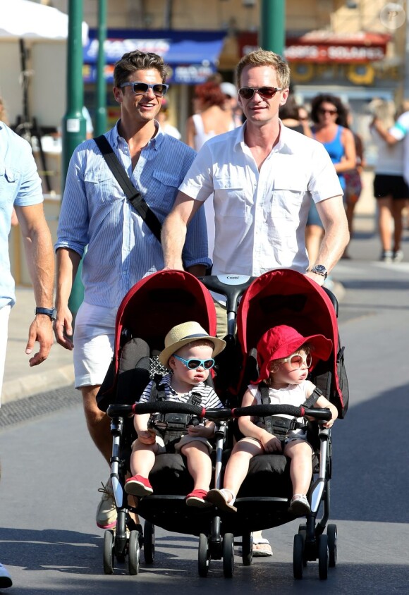 Neil Patrick Harris et son compagnon David Burtka, en vacances avec leurs jumeaux Gideon Scott et Harper Grace, à Saint-Tropez, le 2 août 2012.
