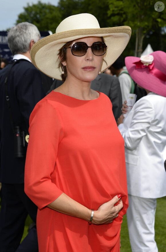 Elodie Garamond (enceinte, compagne de Hervé Morin) au Prix de Diane Longines à l'hippodrome de Chantilly, le 16 juin 2013.