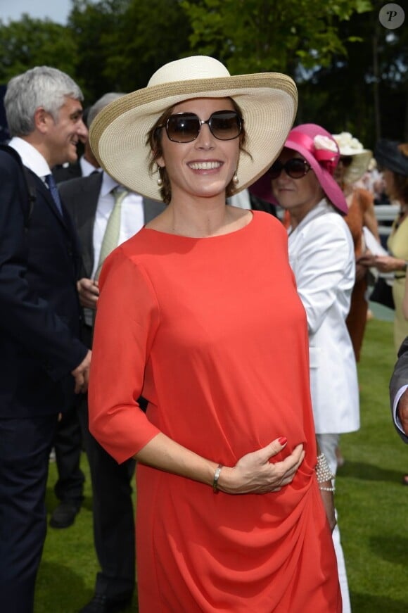 Elodie Garamond (la compagne de Hervé Morin, enceinte) au Prix de Diane Longines à l'hippodrome de Chantilly, le 16 juin 2013.