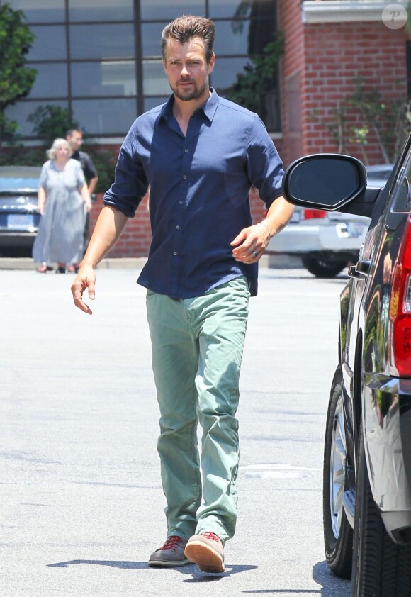 Josh Duhamel se rend à l'église pour la Fête des pères à Brentwood, le 16 juin 2013.