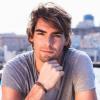 Camille Lacourt, séducteur et charmeur, prend la pose devant le bassin du Cercle des Nageurs de Marseille à l'occasion de l'officialisation de son partenariat avec les Terrasses du Port