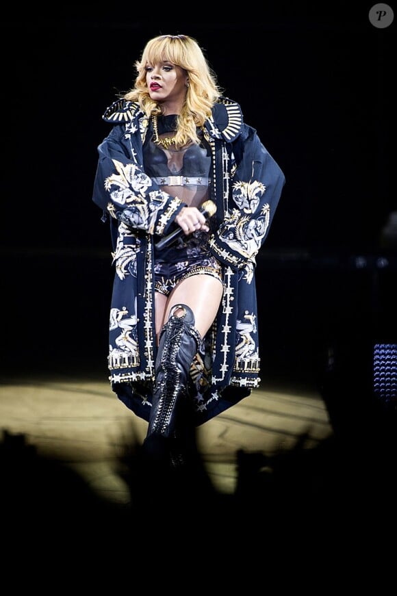 Rihanna dans son costume Givenchy par Riccardo Tisci, en concert à la LG Arena. Birmingham, le 17 juin 2013.