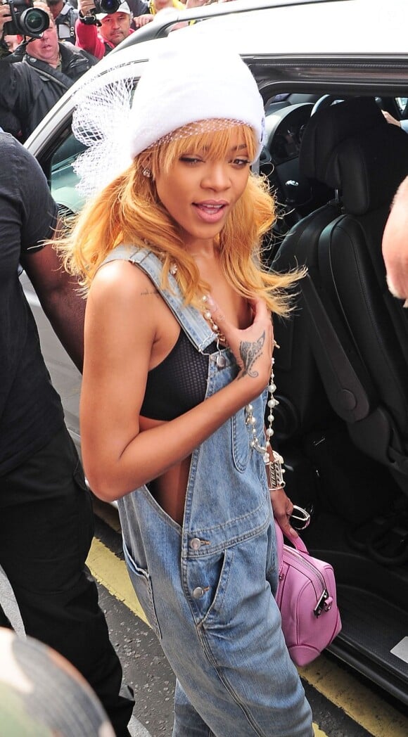 Rihanna à la sortie de son hôtel à Londres. Le 17 juin 2013.