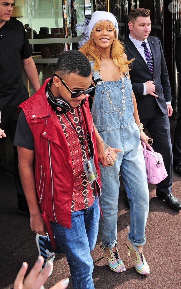Rihanna et son petit frère Rajad quittent leur hôtel. Londres, le 17 juin 2013.