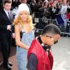 Rihanna quitte son hôtel accompagnée de son petit frère, Rajad. Londres, le 17 juin 2013.