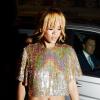 Rihanna, habillée d'un top et d'une pochette Stella McCartney avec un jean destroy, arrive à son hôtel après une soirée au club privé Boujis. Londres, le 17 juin 2013.