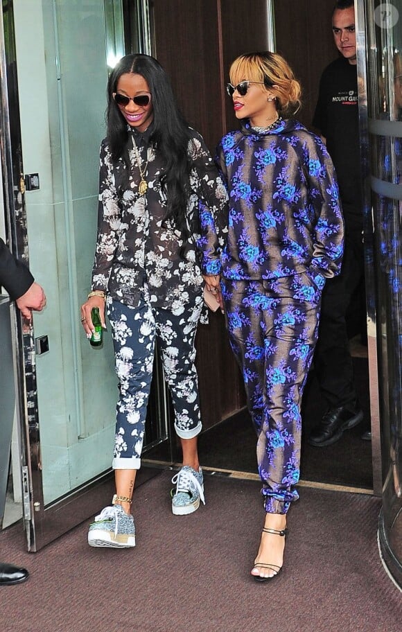 Rihanna, surprise à la sortie de son hôtel avec sa meilleure amie Melissa Forde. Le 16 juin 2013.