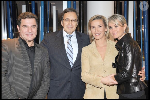 Thierry Chassagne (PDG WARNER), Nonce Paolini (PDG TF1), Laurence Ferrari et Laetitia Hallyday sur le plateau du journal de 20 heures en octobre 2008