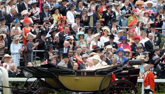 Elizabeth II, le prince Charles et Camilla Parker Bowles arrivant en landau au son de Skyfall lors de la journée inaugurale du Royal Ascot 2013, le 18 juin 2013