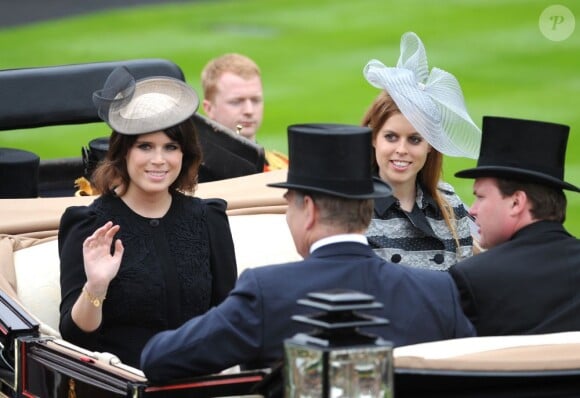 Les princesses Eugenie et Beatrice d'York arrivant avec le prince Andrew lors de la journée inaugurale du Royal Ascot 2013, le 18 juin 2013