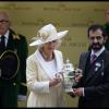 Camilla Parker Bowles remettant un trophée au cheikh Mohammed bin Rashid Al Maktoum après la victoire de son cheval Dawn Approach dans la course The St James's Palace StakesBerkshire lors de la journée inaugurale du Royal Ascot 2013, le 18 juin 2013