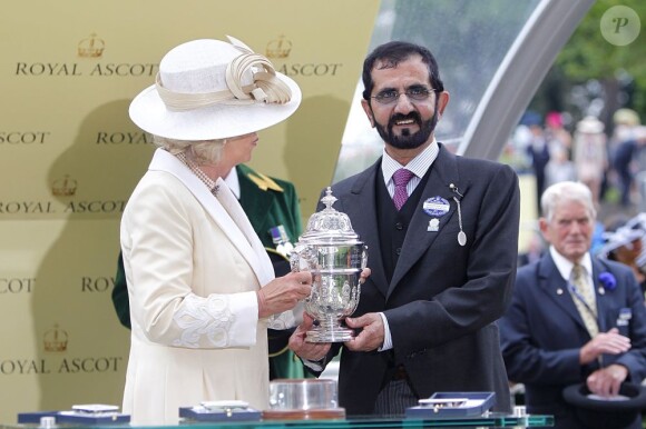 Camilla Parker Bowles remettant un trophée au cheikh Mohammed bin Rashid Al Maktoum après la victoire de son cheval Dawn Approach dans la course The St James's Palace StakesBerkshire lors de la journée inaugurale du Royal Ascot 2013, le 18 juin 2013