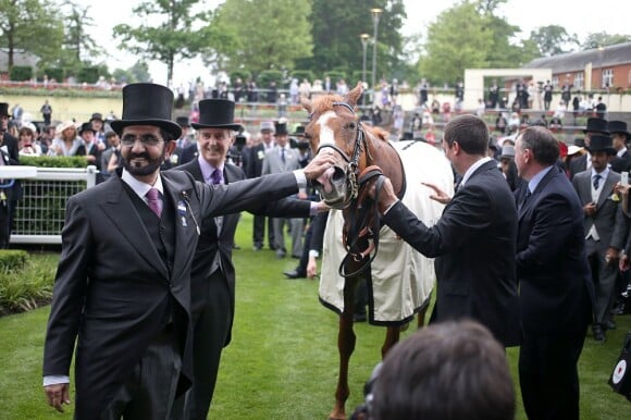 Le cheikh Mohammed bin Rashid Al Maktoum et son cheval Dawn Approach lors de la journée inaugurale du Royal Ascot 2013, le 18 juin 2013