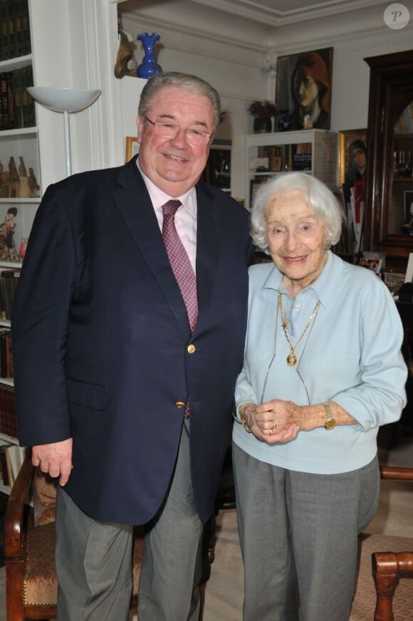 Exclusif - La comédienne Gisèle Casadesus reçoit Daniel Vaillant, maire du 18e arrondissement de Paris dans son appartement parisien le jour de ses 99 ans le 13 avril 2013