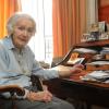 Exclusif - La comédienne Gisèle Casadesus dans son appartement parisien le jour de ses 99 ans le 13 avril 2013