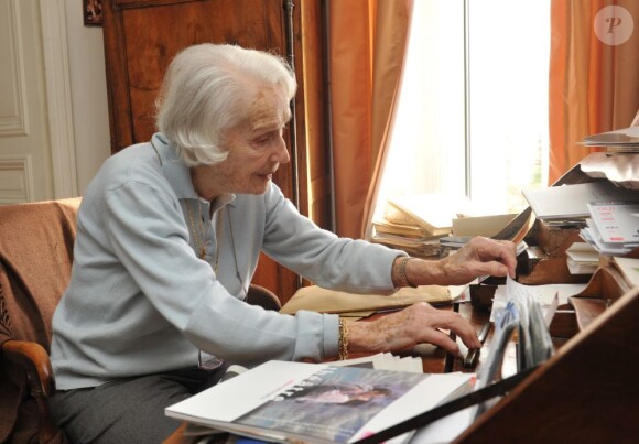 Exclusif - L'actrice Gisèle Casadesus dans son appartement parisien le jour de ses 99 ans le 13 avril 2013