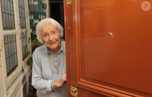 Exclusif - La comédienne Gisèle Casadesus dans son appartement à Paris le jour de ses 99 ans le 13 avril 2013