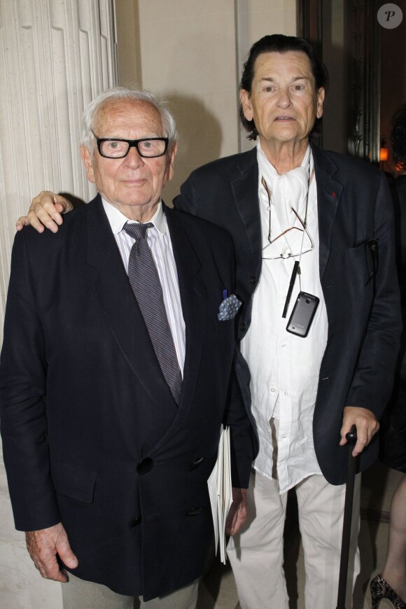 Pierre Cardin et Jean-Louis Scherrer à Paris en juillet 2012.