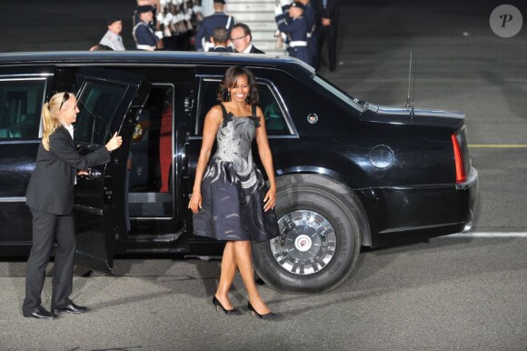 Michelle Obama arrive à l'aéroport afin de reprendre l'avion. A Berlin, le 19 juin 2013. Elle portait une robe Carolina Herrera.