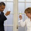 Barack Obama et Angela Merkel trinquent ensemble lors d'un dîner officiel au palace Charlottenburg à Berlin, le 19 juin 2013.