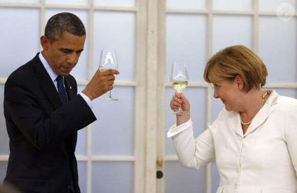 Barack Obama et Angela Merkel trinquent ensemble lors d'un dîner officiel au palace Charlottenburg à Berlin, le 19 juin 2013.