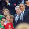 Barack Obama et le président Joachim Gauck rendent visite à des enfants de l'école John F. Kennedy. Le 19 juin 2013 à Berlin.