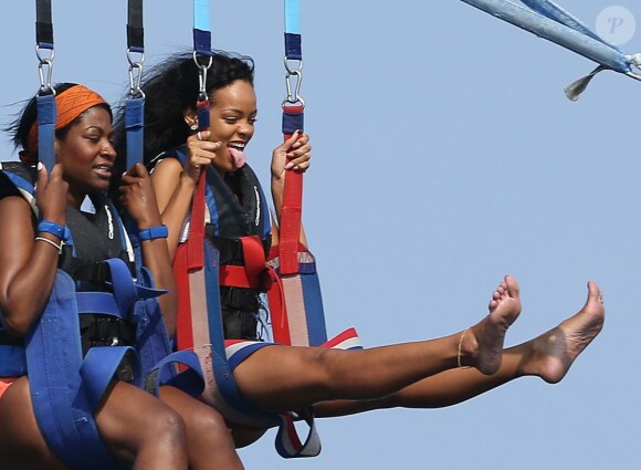 Rihanna s'éclate en parachute ascensionnel à Cannes, le 24 juillet 2012.