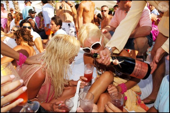 Tara Reid et Paris Hilton s'éclatent au Nikki Beach, à Saint Tropez, le 24 juillet 2005.