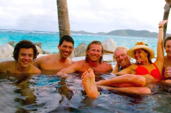 Harry Styles fait la fête avec Richard Branson sur son île de Necker Island, dans l'archipel des îles Vierges britanniques, le 8 janvier 2013.