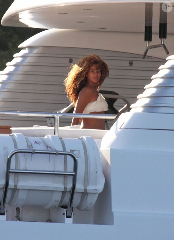 Beyoncé, alors enceinte de Blue Ivy, sur un yacht en Croatie, le 5 septembre 2011.