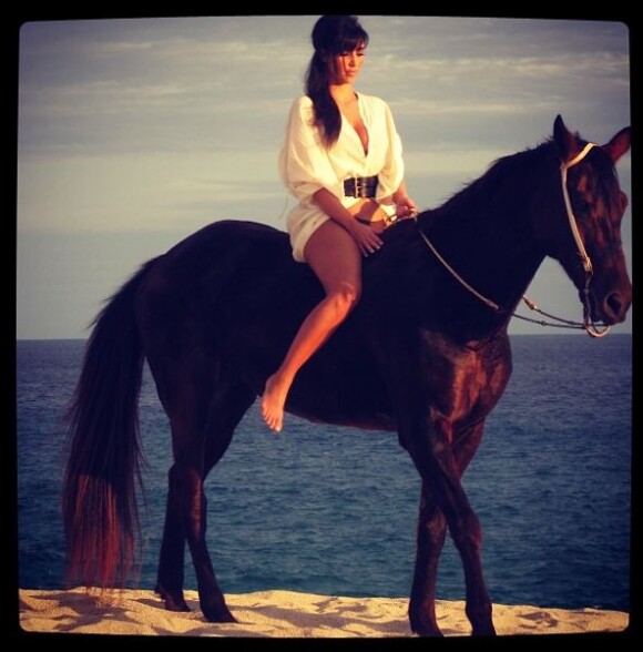 Kim Kardashian en vacances sous le soleil s'offre une virée à cheval, à Miami, en juillet 2012.