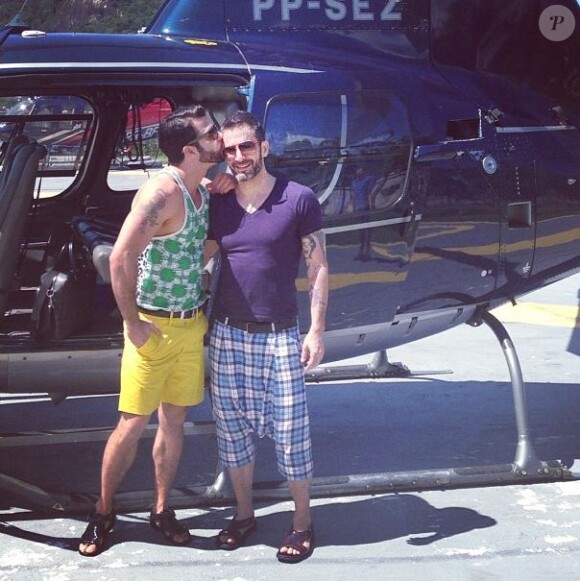 Marc Jacobs et son chéri Harry Louis se sont offerts une virée en hélico au Brésil, en avril 2013.