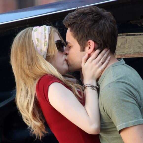 Anna Kendrick embrasse fougueusement son partenaire à l'écran Jeremy Jordan sur le tournage de la comédie musicale The Last Five Years à New York le 20 juin 2013.