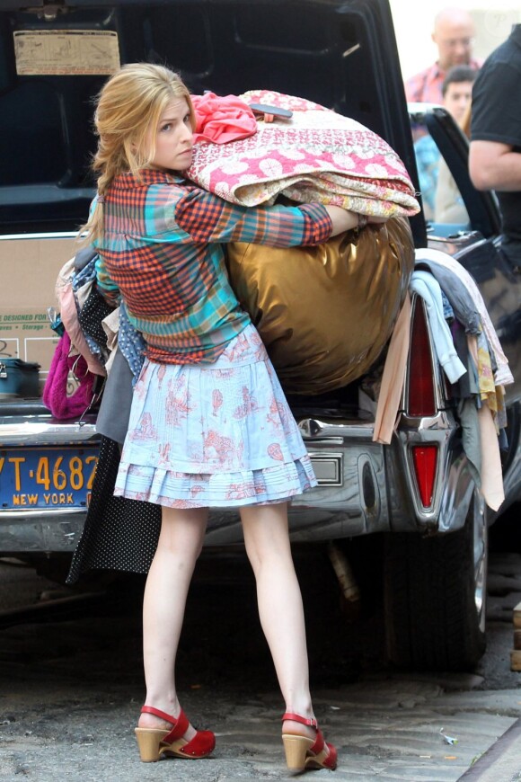 Anna Kendrick et des bagages sur le tournage de la comédie musicale The Last Five Years à New York le 20 juin 2013.