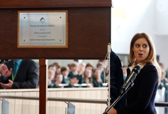 La princesse Beatrice à la Trinity Academy d'Halifax le 21 juin 2013 pour l'inauguration des nouvelles installations de l'établissement.