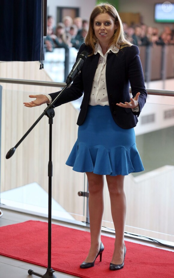 Intimidée par son discours, la princesse Beatrice d'York ne l'était pas vestimentairement parlant, à la Trinity Academy d'Halifax le 21 juin 2013 pour l'inauguration des nouvelles installations de l'établissement.