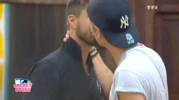 Vincent et Guillaume échangent un baiser dans Secret Story 7, le 22 juin 2013.