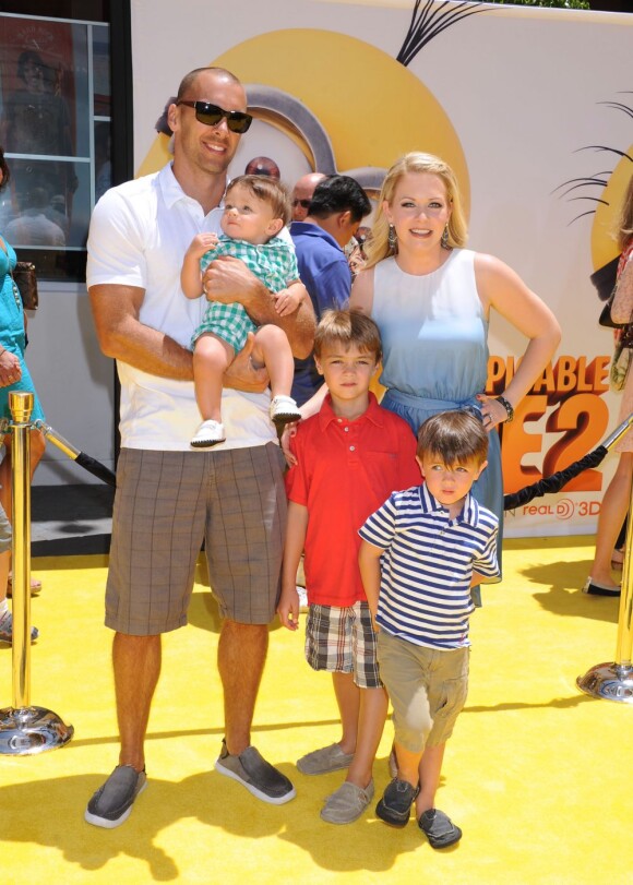 Melissa Joan Hart et son mari Mark Wilkerson avec ses enfants Braydon Wilkerson, Mason Wilkerson et Tucker Wilkerson lors de la première de Moi, moche et méchant 2 à Los Angeles, le 22 juin 2013.