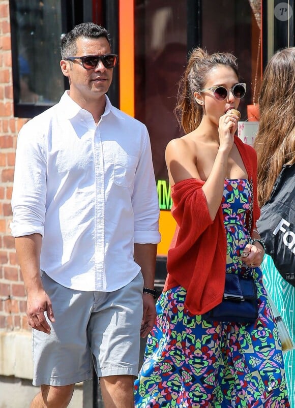Jessica Alba, mange une glace et se balade avec son mari Cash Warren dans les rues de New York, le 22 juin 2013