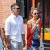 L'actrice Jessica Alba, mange une glace et se balade avec son mari Cash Warren dans les rues de New York, le 22 juin 2013